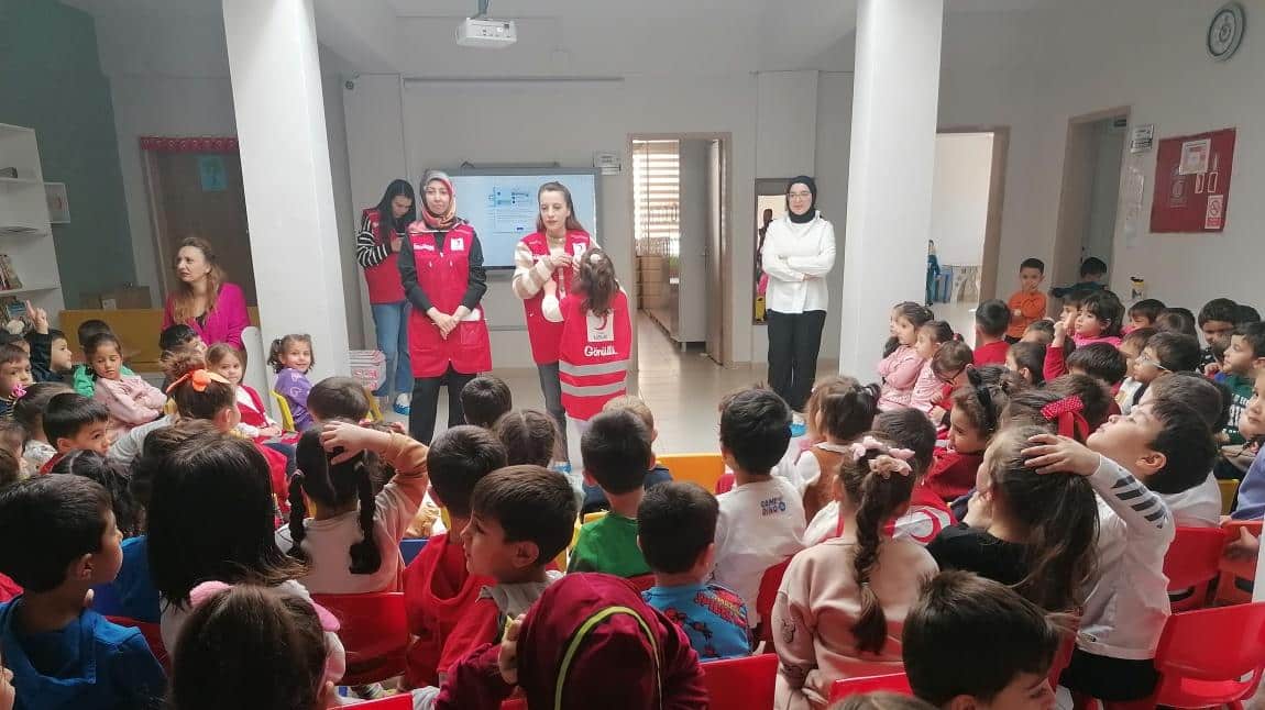 Okulumuzu Kızılay ziyaret ederek, Kızılayın görevleri hakkında bilgi verdiler, miniklerize sürpriz hediyeler getirdiler. Kızılay Ekibine okulumuz adına teşekkür ediyoruz. 